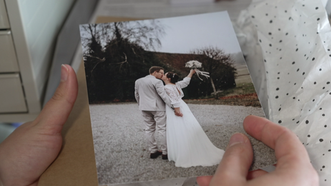 Ein ausgedrucktes Hochzeitsfoto. 