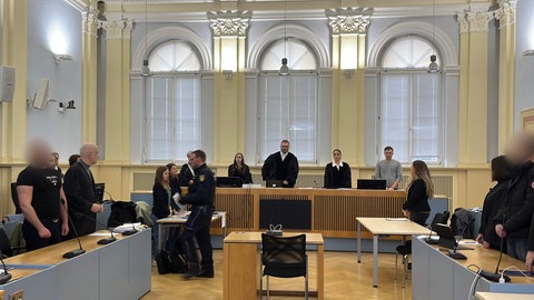 Gerichtsaal mit Richter, Angeklagten und Verteidigern. Das Landgericht Hechingen hat sieben Jugendliche wegen erpresserischem Menschenraub zu langen Gefängnisstrafen verurteilt.