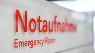 Symbolbild: Ein Schild, auf dem "Notaufnahme" steht. Das Zollernalb Klinikum schränkt den Betrieb seiner Notaufnahme in Albstadt ein