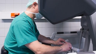 Ein Chirurg operiert mit Hilfe eines Roboters. Unter der Leitung der Uniklinik Tübingen wird ein roboterassistiertes Verfahren zur Behandlung von Peniskrebs getestet.