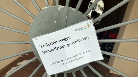 Kein Zutritt zur öffentlichen Toilette in Freudenstadt. Auf einem Schild steht: "Toiletten wegen Vandalismus geschlossen."