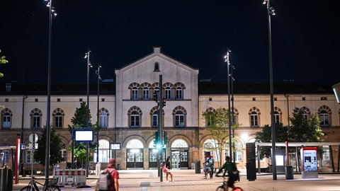 Vor dem Bahnhofsgebäude am Europaplatz in Tübingen können laut Einschätzung des Regierunspräsidiums vielleicht bald Überwachungskameras hängen. 