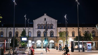 Vor dem Bahnhofsgebäude am Europaplatz in Tübingen können laut Einschätzung des Regierunspräsidiums vielleicht bald Überwachungskameras hängen. 