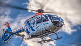 Auch ein Rettungshubschrauber der Bergrettung war im Einsatz. Nachdem ein 15-jähriger Jugendlicher seinen Vater stundenlang gesucht hatte, fand ihn die Bergrettung leblos. Die beiden waren Ski fahren abseits der Piste.