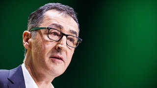 Symbolbild von Cem Özdemir (Grüne). Laut einem Gutachten war der brennende Gegenstand, der auf seiner Wahlkampfverantsaltung gefunden wurde, ungefährlich.