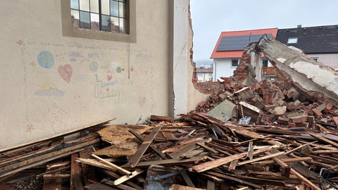 Abgerissene Wände bei der Erlöserkirche in Tailfingen. Der lang geplante Abriss der Erlöserkirche ist in vollem Gange.