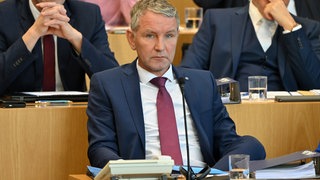 Björn Höcke, AfD-Fraktionschef, sitzt während einer Sondersitzung im Thüringer Landtag und blickt in die Kamera. Die AfD Thüringen ist vom Verfassungsschutz als gesichert rechtsextremistisch eingestuft.