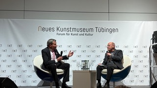 Wolfgang Grupp und Gregor Gysi im regen Gespräch bei ,,Gysis Begegnungen'' im Neuen Kunstmuseum in Tübingen