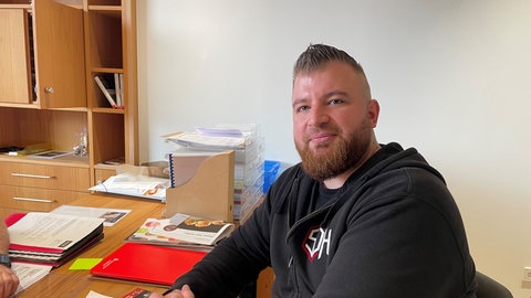 Pascal Huber, Chef einer Sicherheitsfirma in Römerstein. Er ist mit der wirtschaftlichen Situation im allgemeinen unzufrieden.
