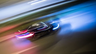 Symbolbild. Zu Lichtspuren verwischt ist ein Fahrzeug auf der Autobahn. Ein Autofahrer flüchtet vor einer Polizeikontrolle bei Horb über die B32 und entkommt auf der A81.