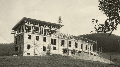 Schwarzweissaufnahme eines Rohbaus, teilweise noch Baustelle: Das Kurhotel Mitteltal, das später das Hotel Bareiss wurde.