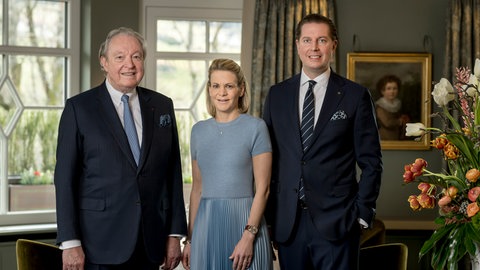 Senior-Chef Hermann und Junior-Chef Hannes Bareiss haben Mit-Geschäftsführerin Britta Bareiss in ihre Mitte genommen. 