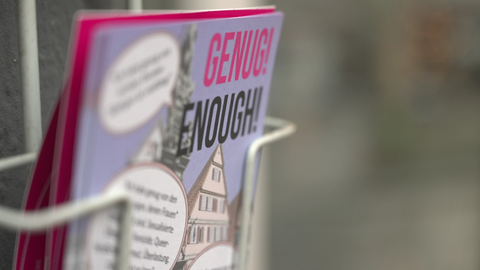 Flyer liegt vor einem Geschäft aus