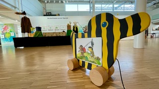 Eine Tigerente steht im Neuen Kunstmuseum Tübingen. Ihr Erfinder, der Künstler Janosch, feiert am 11. März seinen 95. Geburtstag.