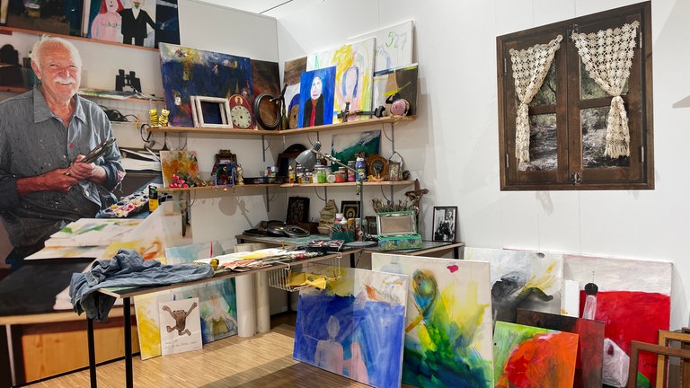 Ein Nachbau des Ateliers von Janosch ermöglicht einen Einblick in sein Schaffen. Die Sonderschau im Neuen Kunstmuseum Tübingen anlässlich des 95. Geburtstags des Künstlers vermittelt einen Eindruck in sein Leben.