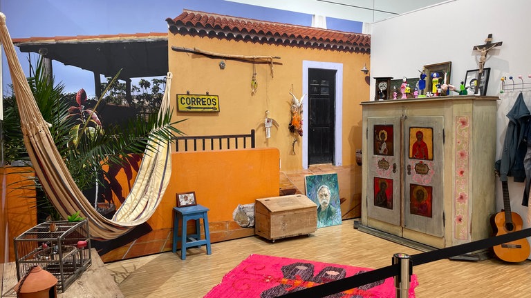 Im Neuen Kunstmuseum Tübingen ist die Finca, in der Janosch auf Teneriffa lebt, mit Originaleinrichtung nachgestellt. Sie ist Teil der Sonderschau zum 95. Geburtstag des Künstlers am 11. März 2026.