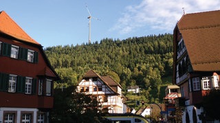 Ein Windrad ragt aus dem Wald auf einem Berg bei Alpirsbach. Die Stadtwerke Stuttgart haben mit dem Foto simuliert, wie sich das Windrad in die Umgebung einfügen könnte.