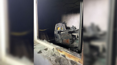 Ein ausgebrannter Friseurstuhl in einem Geschäft in Eningen. Ein Unbekannter hat in der Nacht auf Freitag einen Brandsatz in den Laden geworfen. 
