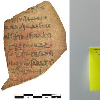 Ein alter Ägyptischer Notizzettel neben zwei modernen Haftnotizen. Forscher der Uni Tübingen waren an Ausgrabungen beteiligt, bei denen über 43.000 sogenannter Ostraka gefunden wurden.
