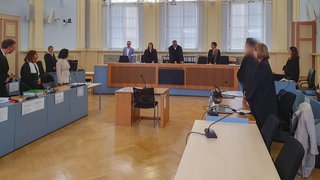 Totale vom Gerichtssaal am Landgericht Hechingen mir Richter, Angeklagten, Verteidiger, Staatsanwaltschaft.