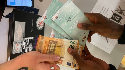 Geld gegen Gutscheine.