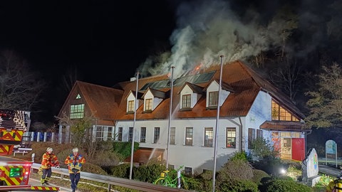 Feuerwehr rückt an zu einem Dachstuhlbrand eines Restaurants.
