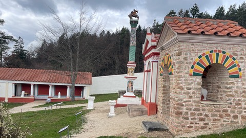 Mehrere Tempel und eine zehn Meter hohe Götterstatue im Freilichtmuseum Hechingen-Stein. Der Gründer Gerd Schollian geht in Ruhestand.