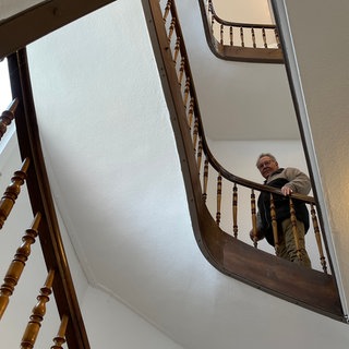 Ehrenamtlicher Helfer Thomas im Treppenhaus des "Arbeitskreises Leben ReutlingenTübingen". Der Verein hilft Menschen in Lebenskrisen.