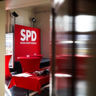 Das Logo der SPD Baden-Württemberg ist auf einem Banner zu sehen: Innerhalb der Partei gibt es nach der Landtagswahl Streit.