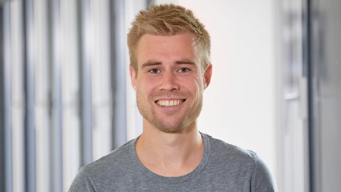 Nikolaus Rhein ist Reporter für Hörfunk, Online und Fernsehen beim SWR im Studio Freiburg.