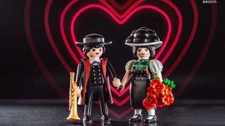 Die Playmobil Figur "Schwarzwald Marie" mit ihrem neuen Ehemann "Schwarzwald Hannes" 