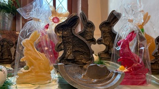 Bei der aktuellen Sonderausstellung im Alten Schloss in Altensteig sorgen rote und braune Zuckerhasen und ihre historischen Gußformen für Osterstimmung.