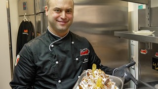 Thomas "Rino" Micolino mit seiner Eiskreation "Kamelatte", mit der er den deutschen Meistertitel gewonnen hat. Mit dieser Sorte wurde er auch bei der Weltmeisterschaft in Las Vegas ausgezeichnet. Er erhielt einen Kreativ-Preis.