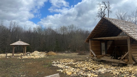 Auf der Baustelle des Novizenklosters sieht man schon die Zisterne und eine kleine Holzhütte.