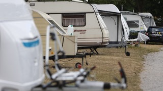 Wohnwägen auf einem Campingplatz - so trotzen viele Campinggäste im Nordschwarzwald Schnee und Kälte.
