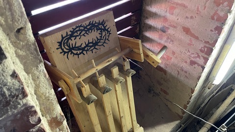 Eine große Rätsche im Kirchturm der St. Nikolaus Kirche in Hechingen-Boll. Seit Hunderten von Jahren wird hier kurz vor Ostern Krach gemacht, während die Kirchenglocken stillstehen. 