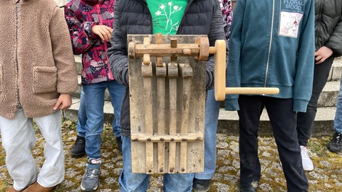 Eine Jahrhunderte alte Tradition: Das "Rätschen" in Hechingen-Boll. Kinder halten eine kleine "Rätsche" in der Hand. 