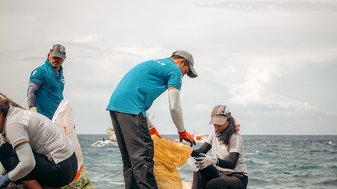 Mitarbeiter des Umweltvereins Pro Ocean sammeln Müll am Strand der philippinischen Insel Negros 
