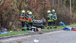 Fünf junge Frauen sind bei einem Unfall auf der B28 bei Nagold (Kreis Calw) zum Teil lebensgefährlich verletzt worden.
