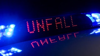 Ein Blaulicht der Polizei mit dem Schriftzug Unfall. Nach einem Autounfall mit zwei lebensgefährlich verletzten Frauen bei Nagold am Ostersonntag hat die Polizei ein Strafverfahren gegen die Fahrerin eingeleitet.
