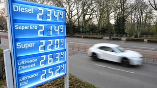Die Preisanzeige einer Tankstelle: Der Literpreis für Kraftstoff liegt bei über zwei Euro. Ein Fahrlehrer gibt Tipps zum Spritsparen für Autofahrer. (Symbolbild)