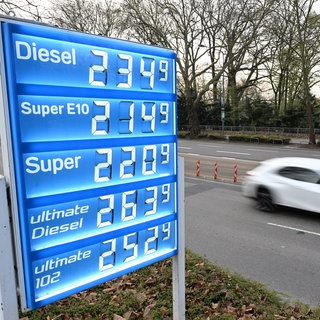 Die Preisanzeige einer Tankstelle: Der Literpreis für Kraftstoff liegt bei über zwei Euro. Ein Fahrlehrer gibt Tipps zum Spritsparen für Autofahrer. (Symbolbild)