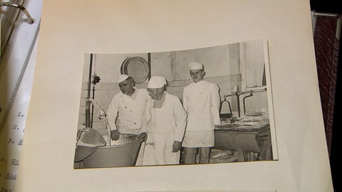Auf dem Foto ist Gerold Rebholz noch ganz jung. Er steht mit seinem Vater und seinem Großvater in der Backstube der Familienbäckerei in Sigmaringendorf.