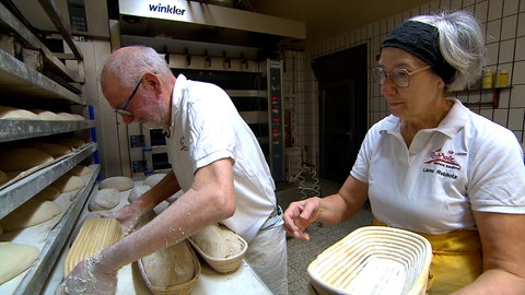 Gerold Rebholz und seine Fraue Liane Rebholz backen Brote. Zweimal in der Woche hat ihre Bäckerei in Sigmaringendorf geöffnet.