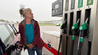 Eine Frau tankt an der Trigema-Tankstelle in Burladingen im Zollernalbkreis. Sie kommt zum Tanken hier her, weil es deutlich günstiger ist als anderswo.