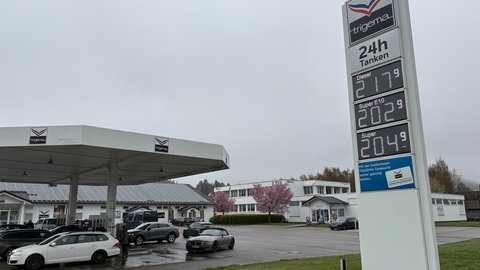 Der Diesel an der Trigema-Tankstelle in Burladingen kostet an diesem Montag 2,17 Euro. Andere Tankstellen verlangen mehr.
