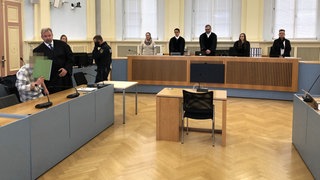 Die Prozessbeteiligten in einem Saal des Hechinger Landgerichts. 