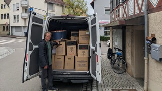 Der Tübinger Stadtarchivar Johannes Grützmacher steht vor einem Transporter neben dem Palmer-Haus in Remshalden-Geradstetten (Rems-Murr-Kreis). Er will den Nachlass von Helmut Palmer ins Tübinger Stadtarchiv bringen. 