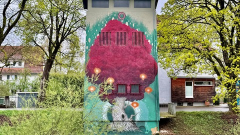 Street Art an einem Trafo-Turm der Stadtwerke Tübingen. Ein großer, bunter Baum ist zu sehen. Der wurde bisher nicht übersprüht. 