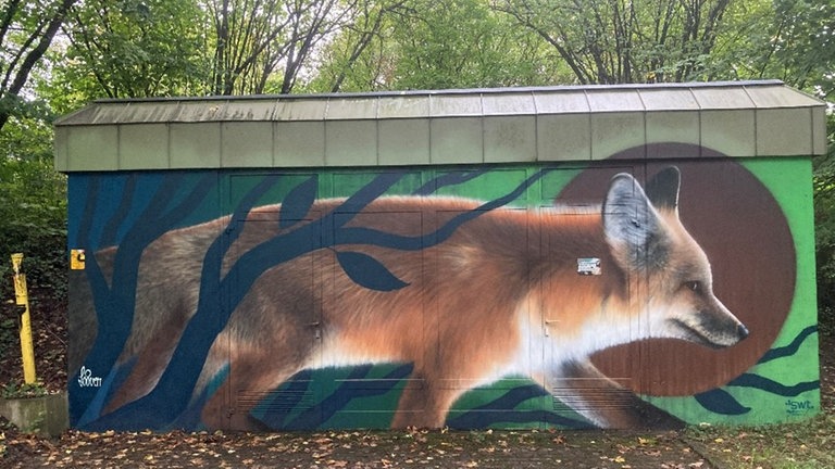 Auf einem Gebäude der Stadtwerke Tübingen ist ein großflächiges Street Art Kunstwerk. Es zeigt einen Fuchs. 